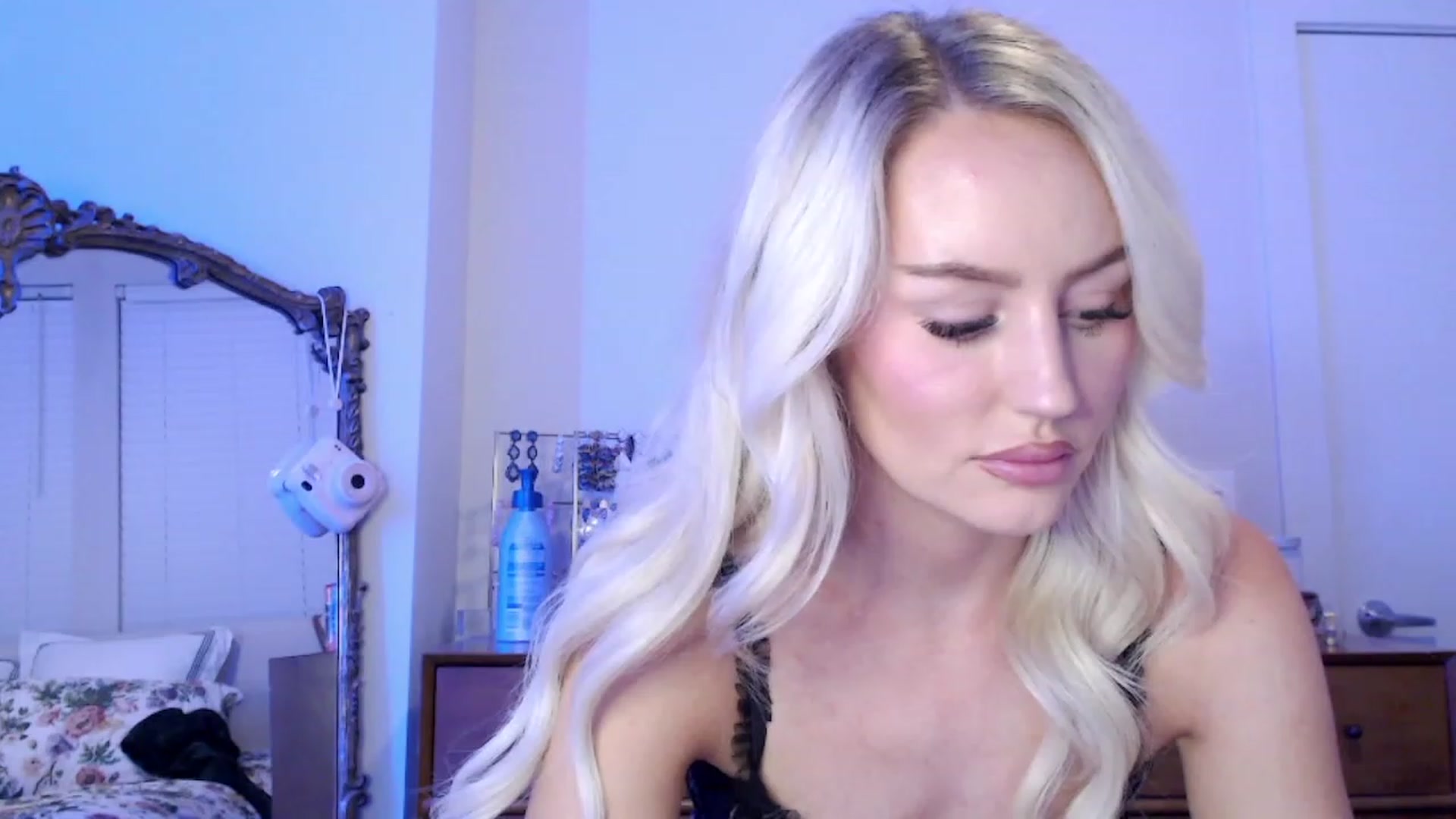 Gallery image thumbnail from Officialelsa's myfreecams stream on, 09/27/2023, 02:24 image 14 of 20