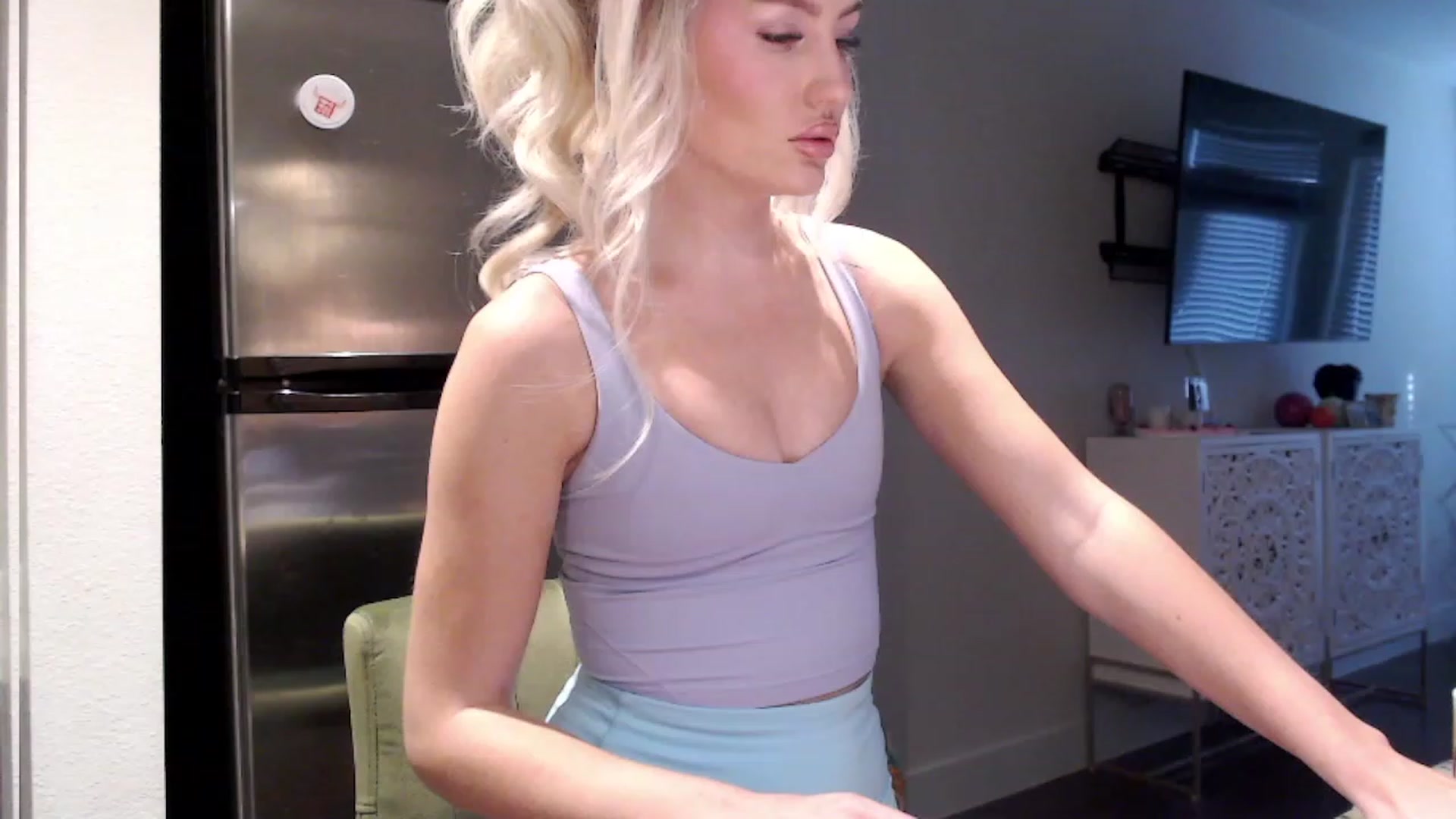 Gallery image thumbnail from Officialelsa's myfreecams stream on, 10/02/2023, 22:50 image 9 of 20