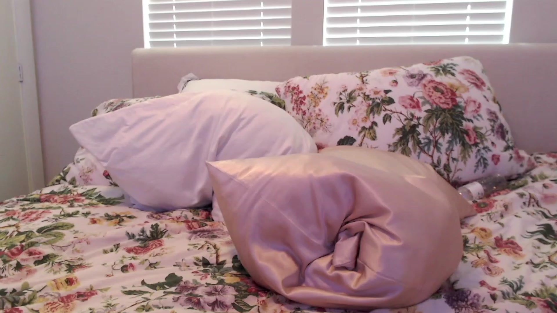 Gallery image thumbnail from Officialelsa's myfreecams stream on, 10/03/2023, 21:46 image 15 of 20