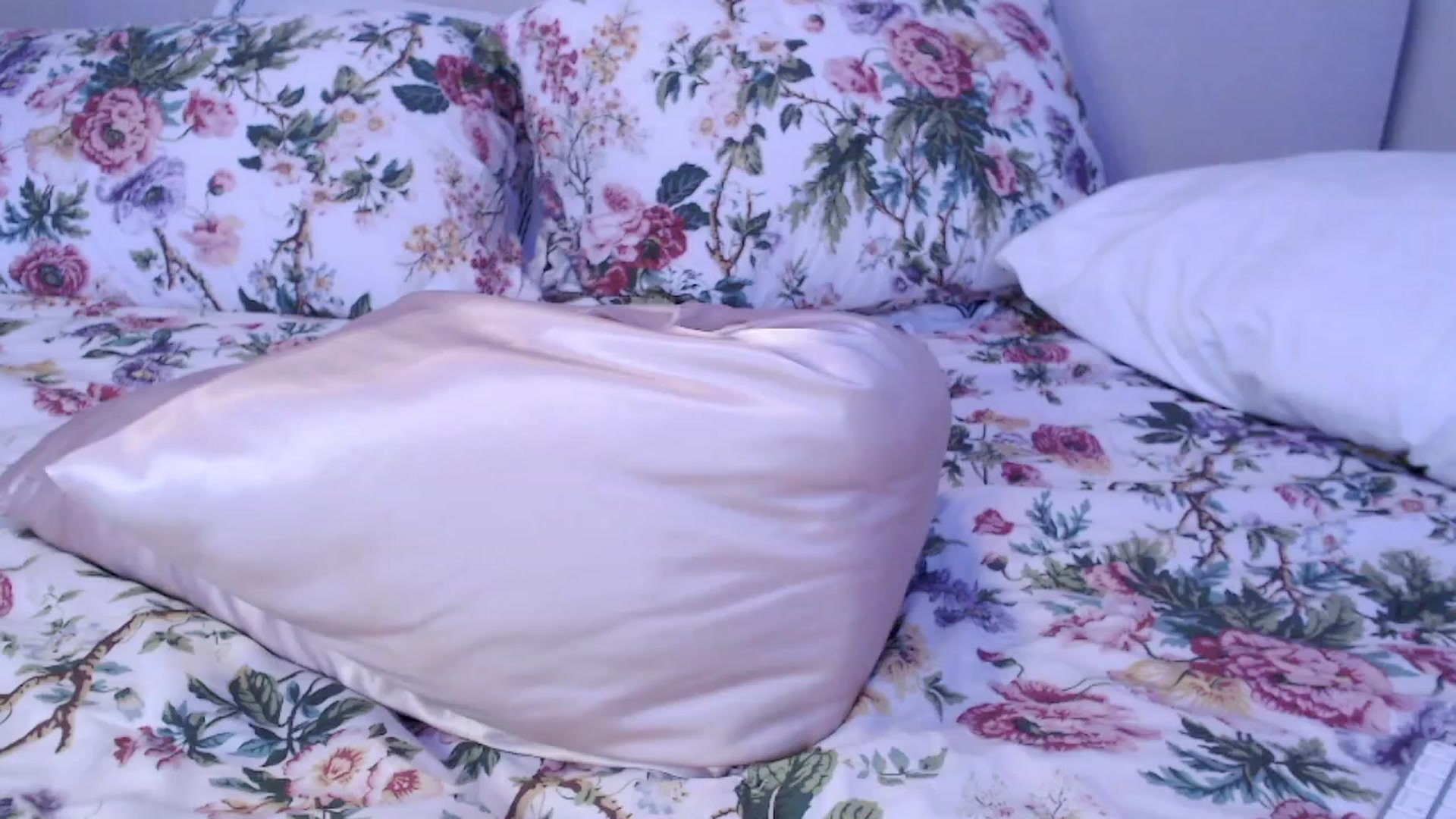 Gallery image thumbnail from Officialelsa's myfreecams stream on, 10/04/2023, 01:52 image 16 of 20