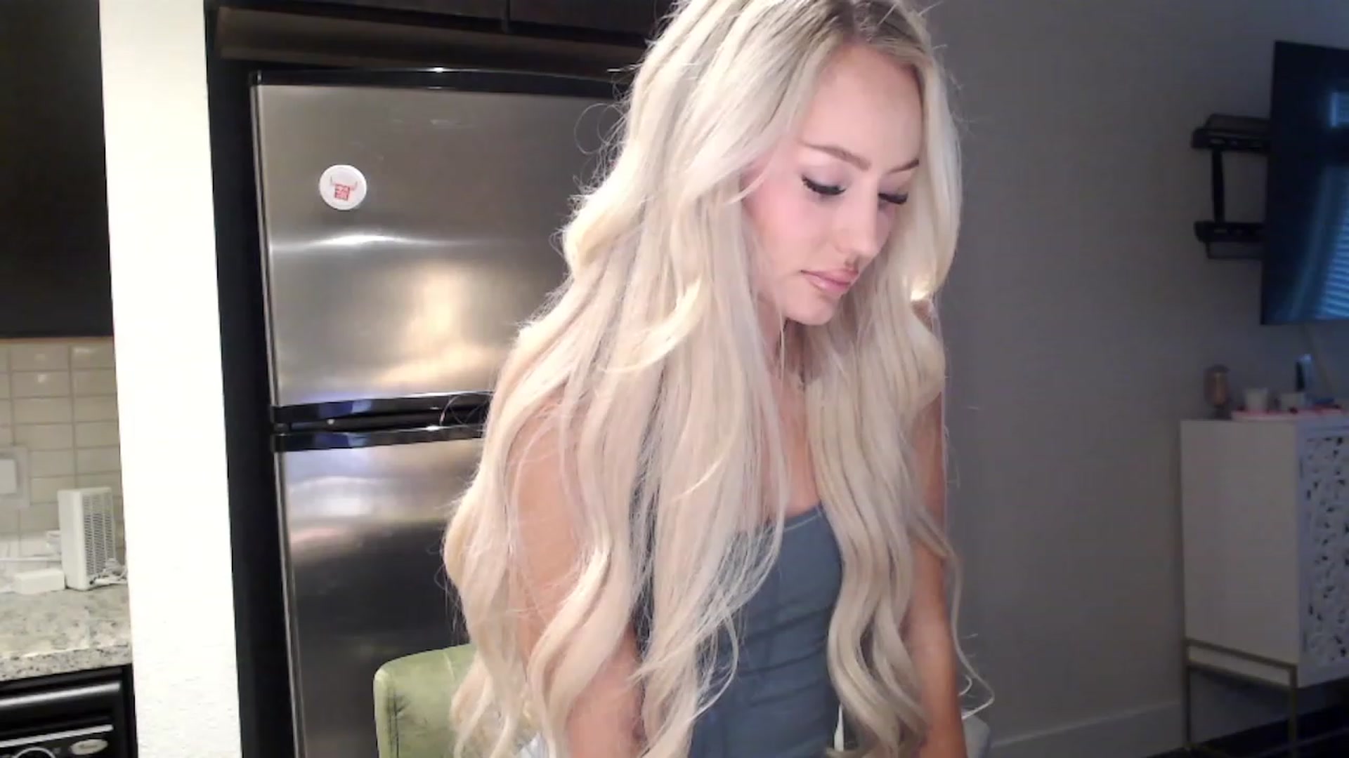 Gallery image thumbnail from Officialelsa's myfreecams stream on, 11/04/2023, 22:24 image 4 of 20