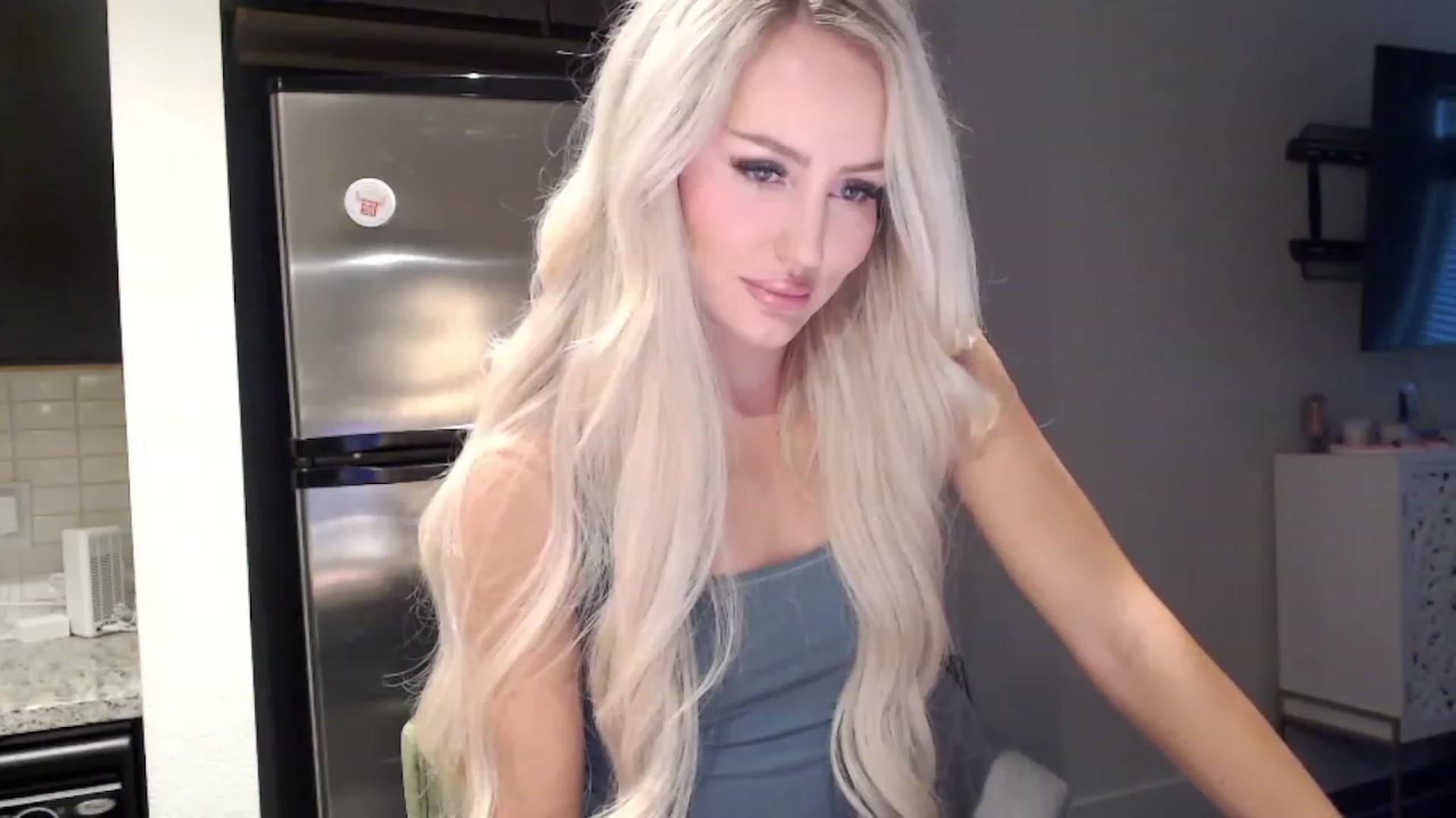 Gallery image thumbnail from Officialelsa's myfreecams stream on, 11/04/2023, 22:24 image 14 of 20
