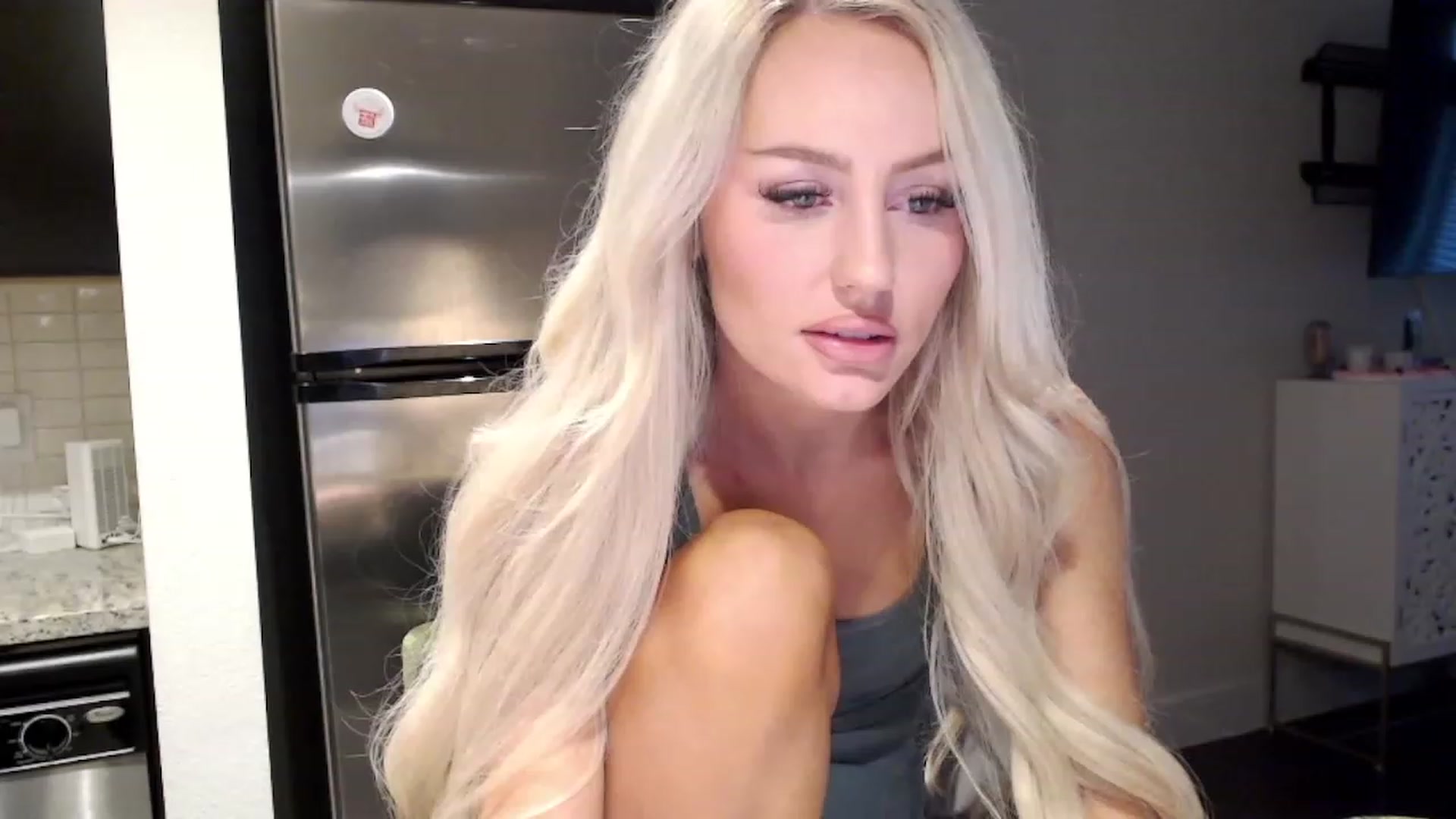 Gallery image thumbnail from Officialelsa's myfreecams stream on, 11/04/2023, 22:24 image 16 of 20