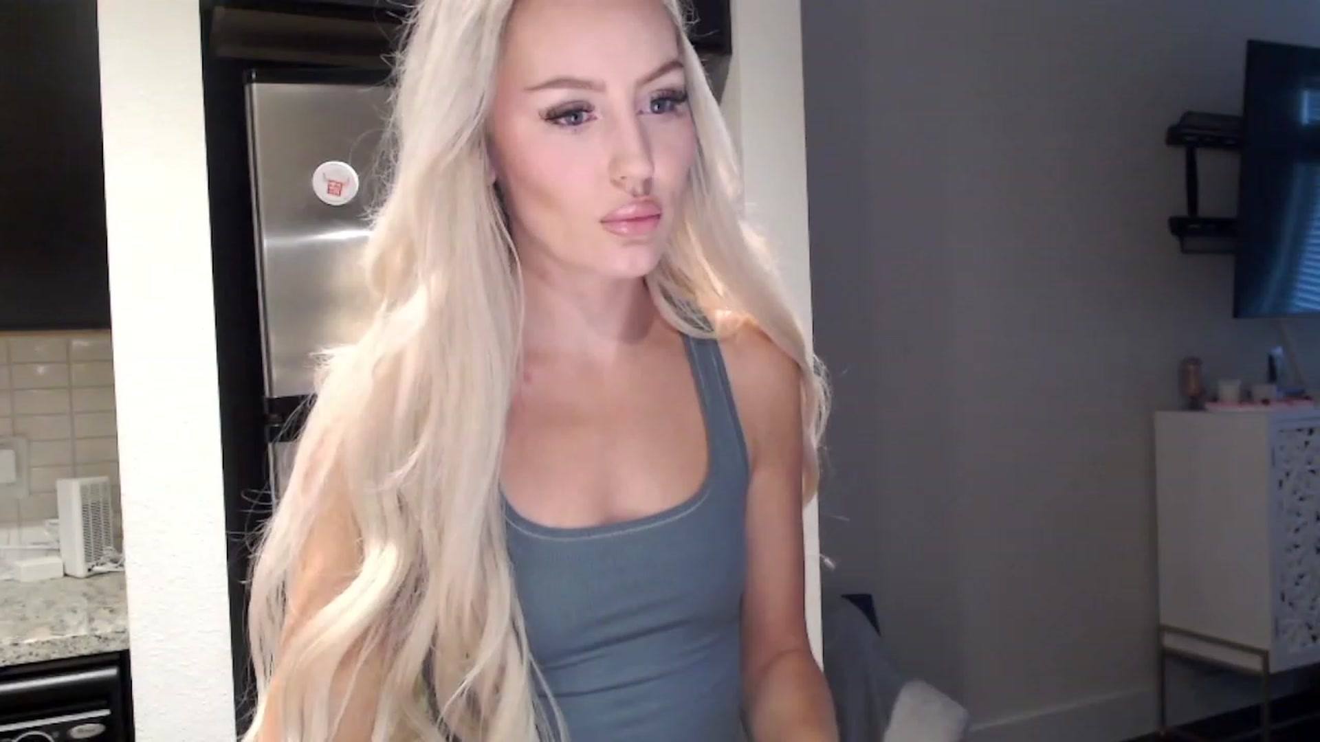 Gallery image thumbnail from Officialelsa's myfreecams stream on, 11/04/2023, 22:24 image 2 of 20