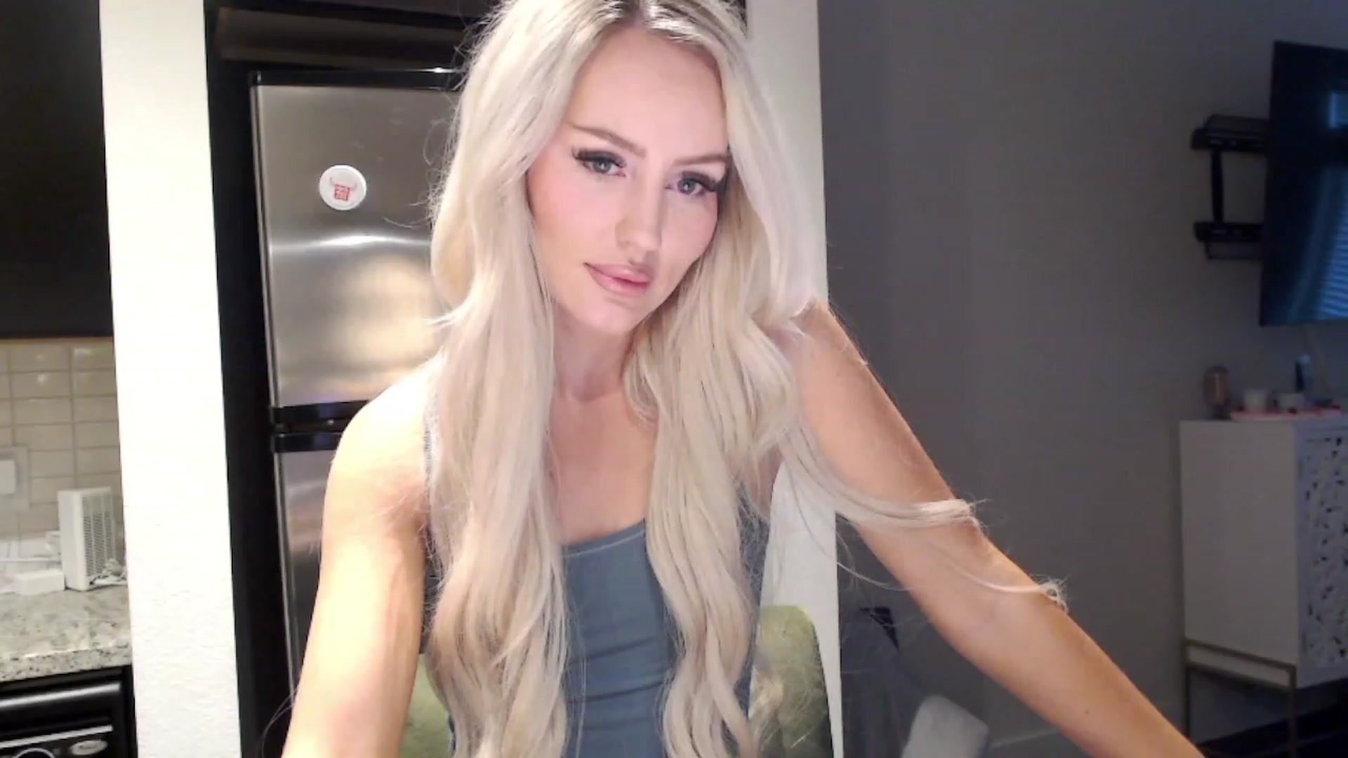 Gallery image thumbnail from Officialelsa's myfreecams stream on, 11/04/2023, 22:24 image 12 of 20