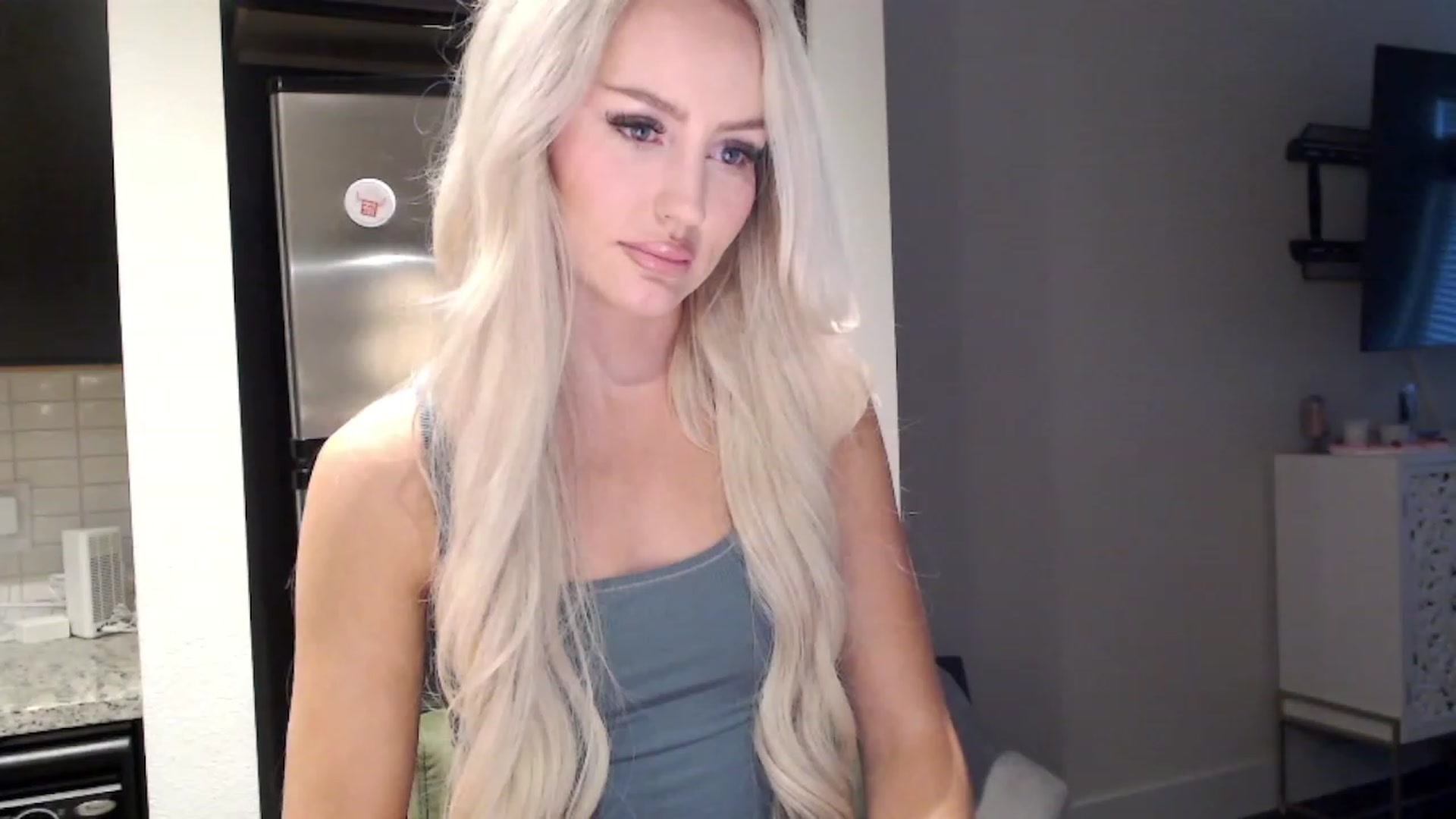 Gallery image thumbnail from Officialelsa's myfreecams stream on, 11/04/2023, 22:24 image 13 of 20