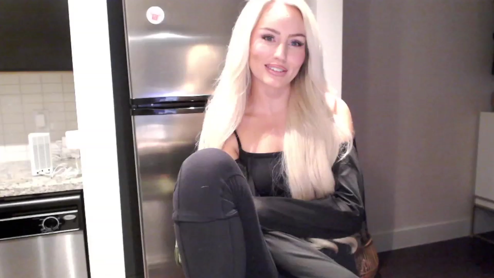 Gallery image thumbnail from Officialelsa's myfreecams stream on, 11/28/2023, 24:23 image 2 of 20