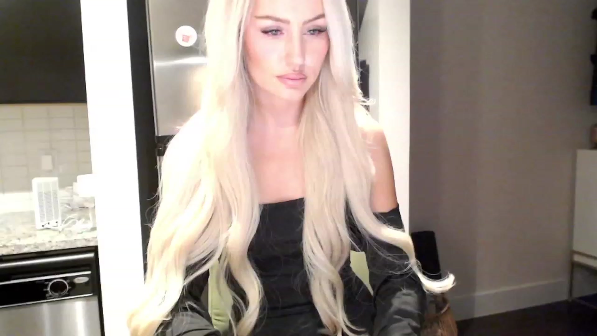 Gallery image thumbnail from Officialelsa's myfreecams stream on, 11/28/2023, 24:23 image 5 of 20