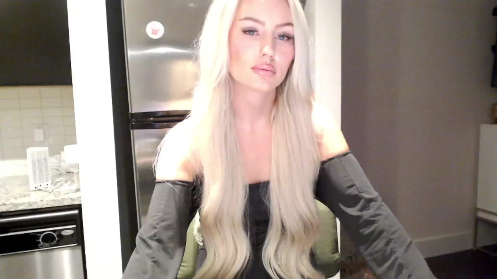 Gallery image thumbnail from Officialelsa's myfreecams stream on, 11/28/2023, 24:23 image 4 of 20