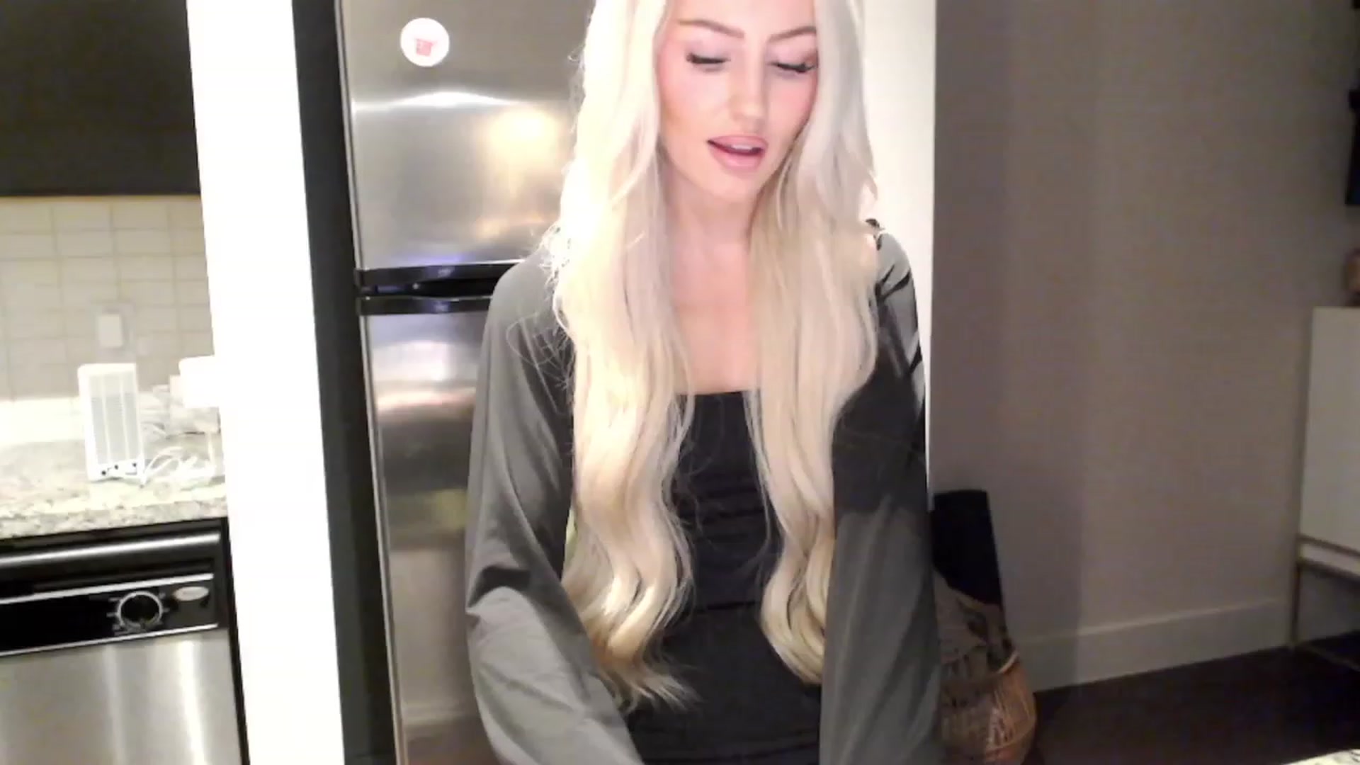 Gallery image thumbnail from Officialelsa's myfreecams stream on, 11/28/2023, 24:23 image 6 of 20