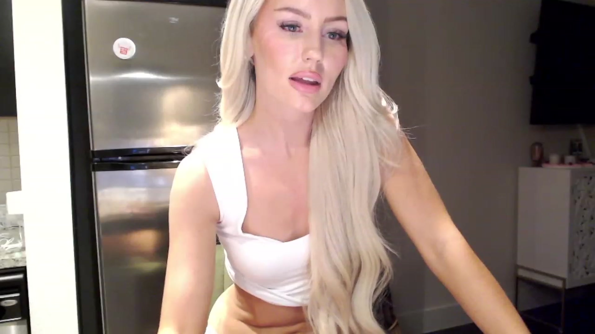 Gallery image thumbnail from Officialelsa's myfreecams stream on, 11/28/2023, 04:57 image 14 of 20