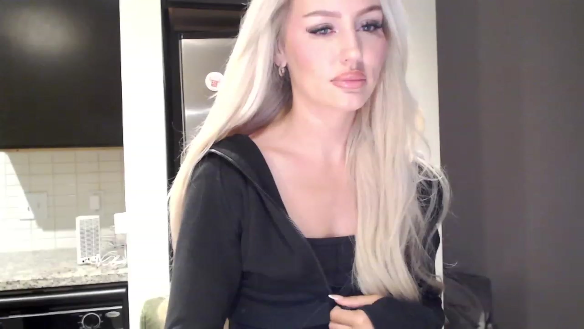 Gallery image thumbnail from Officialelsa's myfreecams stream on, 11/29/2023, 22:20 image 12 of 20