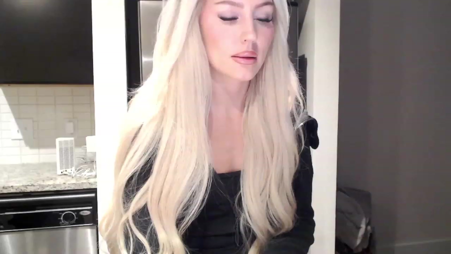 Gallery image thumbnail from Officialelsa's myfreecams stream on, 11/29/2023, 22:20 image 7 of 20