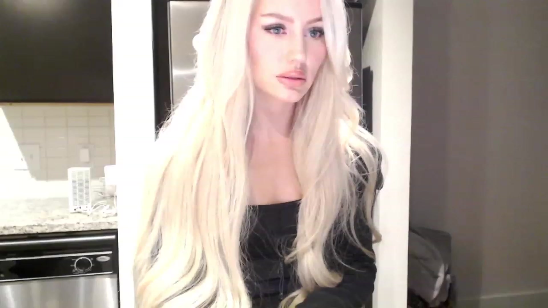Gallery image thumbnail from Officialelsa's myfreecams stream on, 11/29/2023, 22:20 image 11 of 20