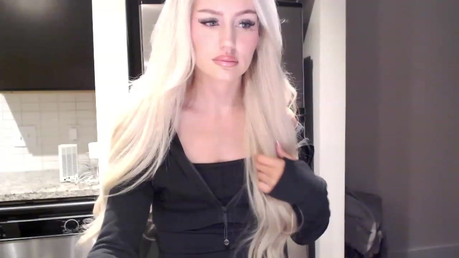 Gallery image thumbnail from Officialelsa's myfreecams stream on, 11/29/2023, 22:20 image 15 of 20