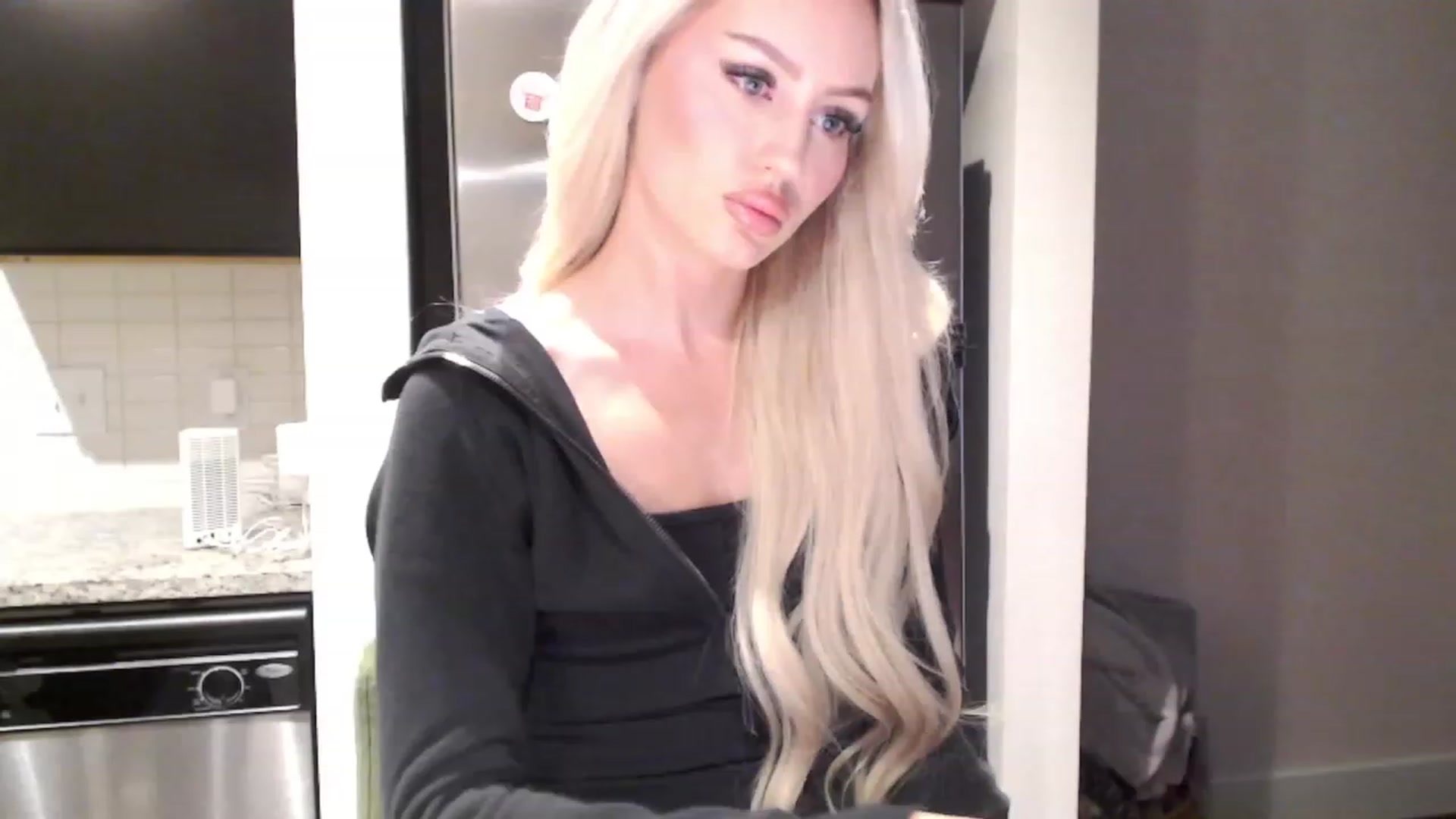 Gallery image thumbnail from Officialelsa's myfreecams stream on, 11/29/2023, 22:20 image 6 of 20