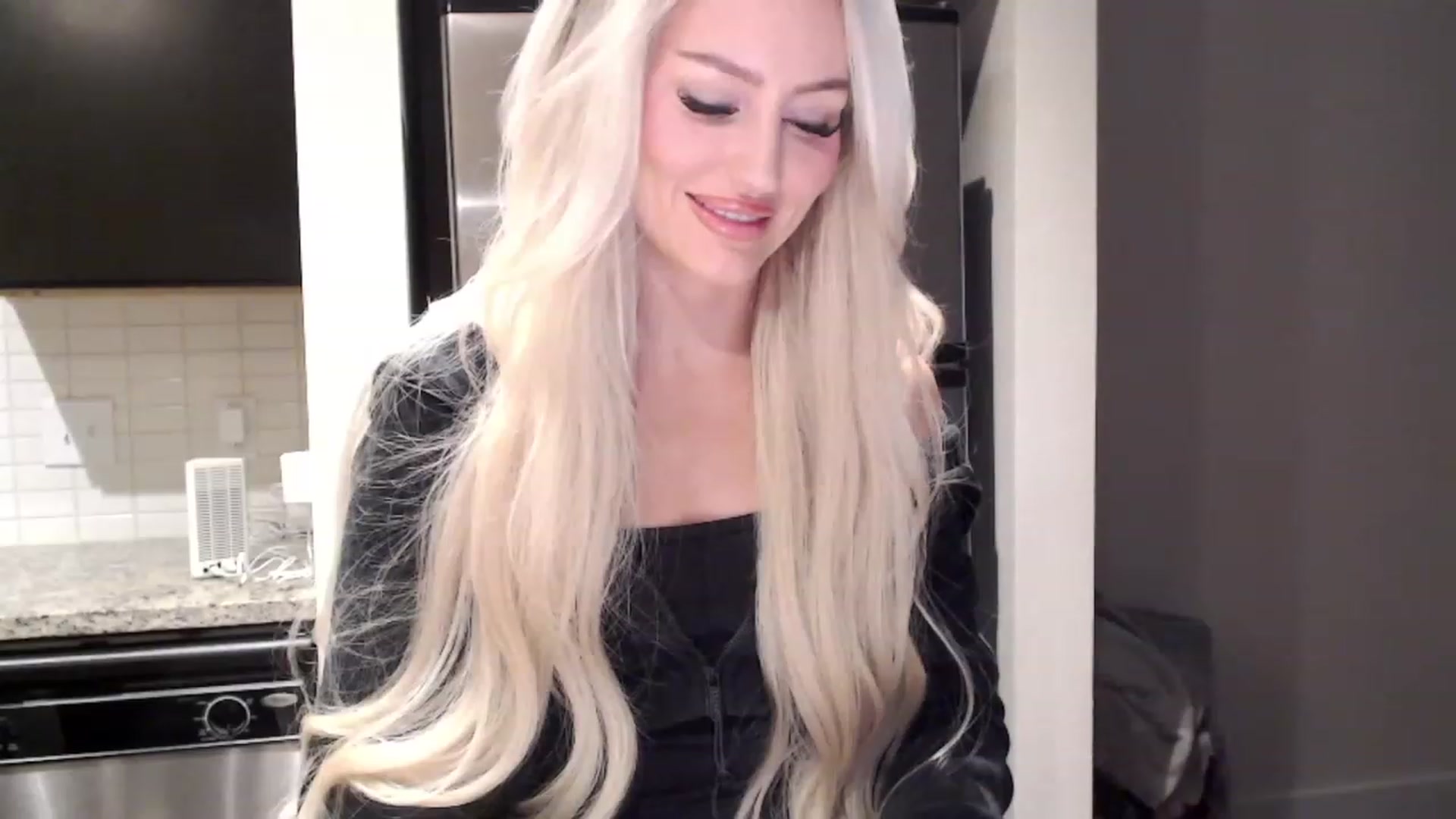 Gallery image thumbnail from Officialelsa's myfreecams stream on, 11/29/2023, 22:20 image 16 of 20
