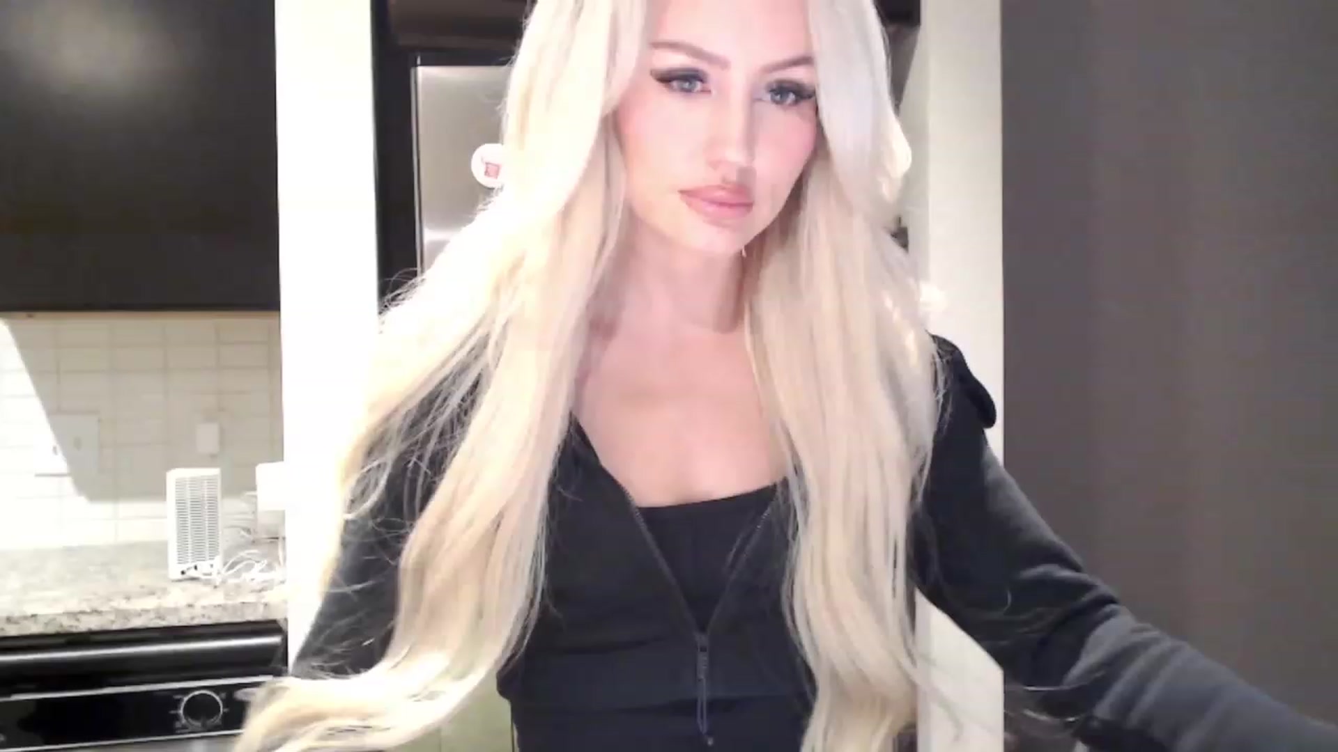 Gallery image thumbnail from Officialelsa's myfreecams stream on, 11/29/2023, 22:20 image 5 of 20