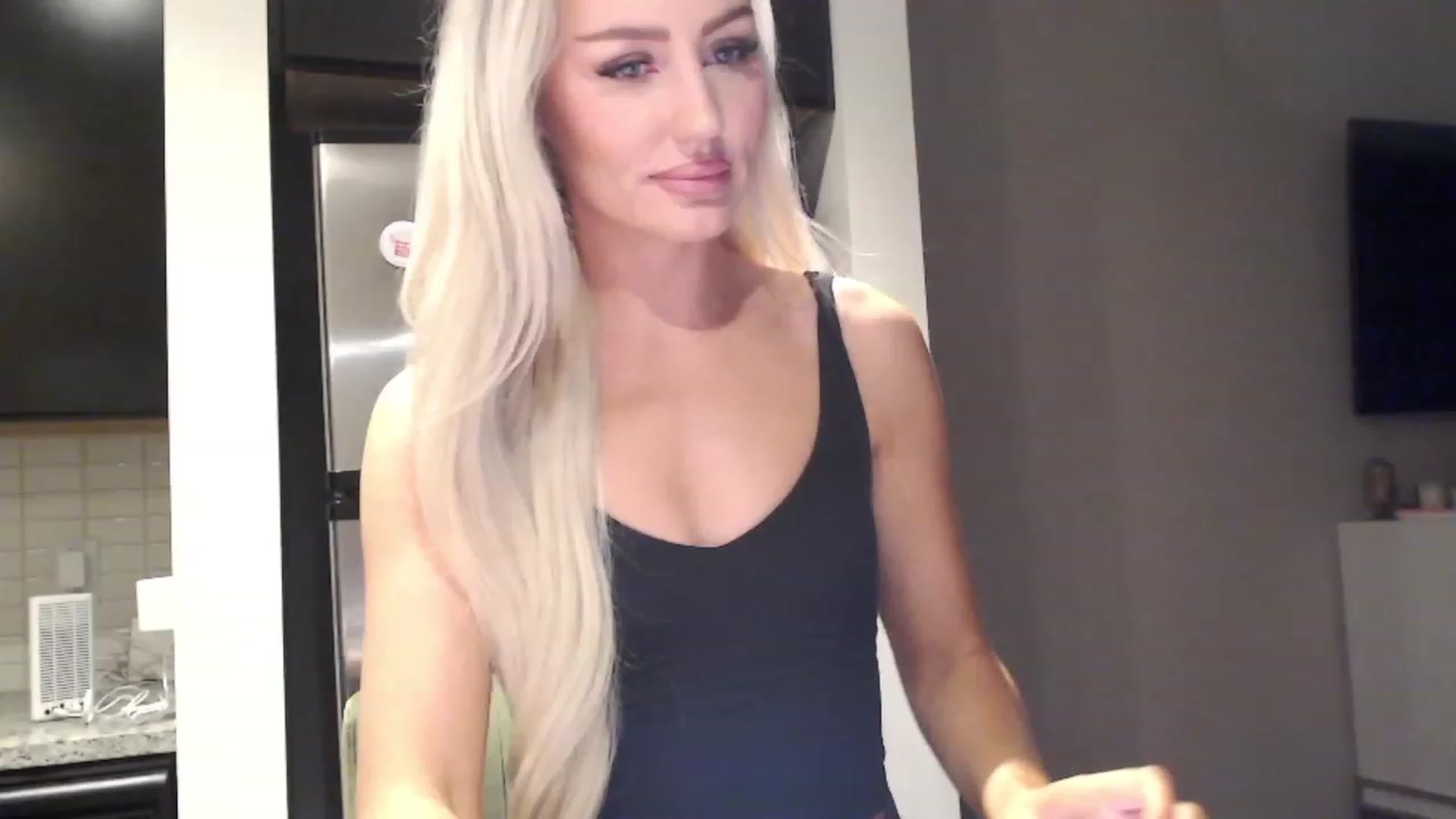 Gallery image thumbnail from Officialelsa's myfreecams stream on, 12/05/2023, 24:36 image 13 of 20