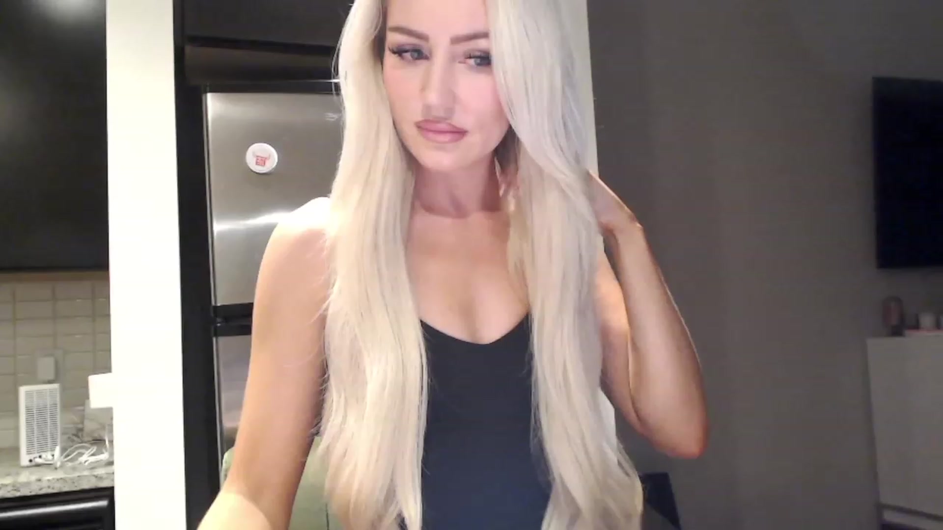 Gallery image thumbnail from Officialelsa's myfreecams stream on, 12/05/2023, 24:36 image 7 of 20