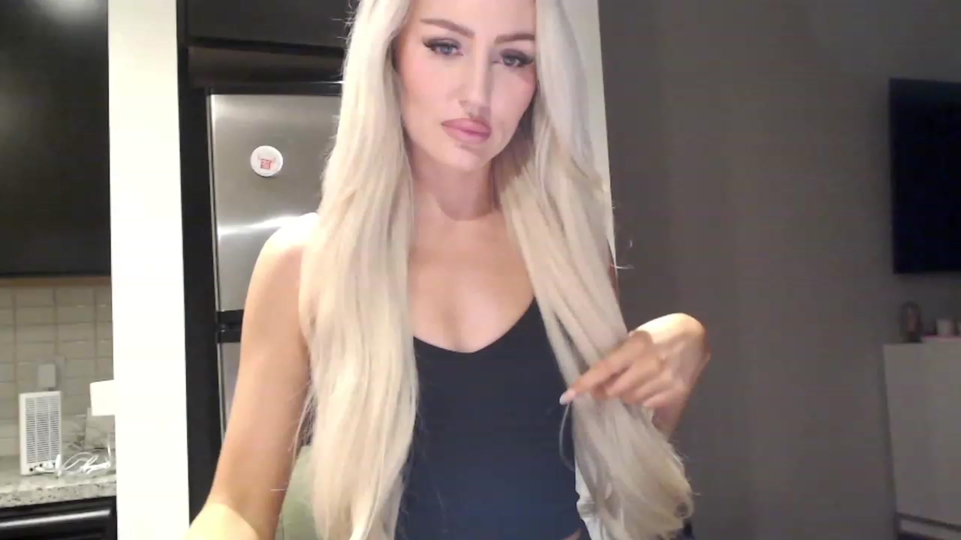 Gallery image thumbnail from Officialelsa's myfreecams stream on, 12/05/2023, 24:36 image 6 of 20