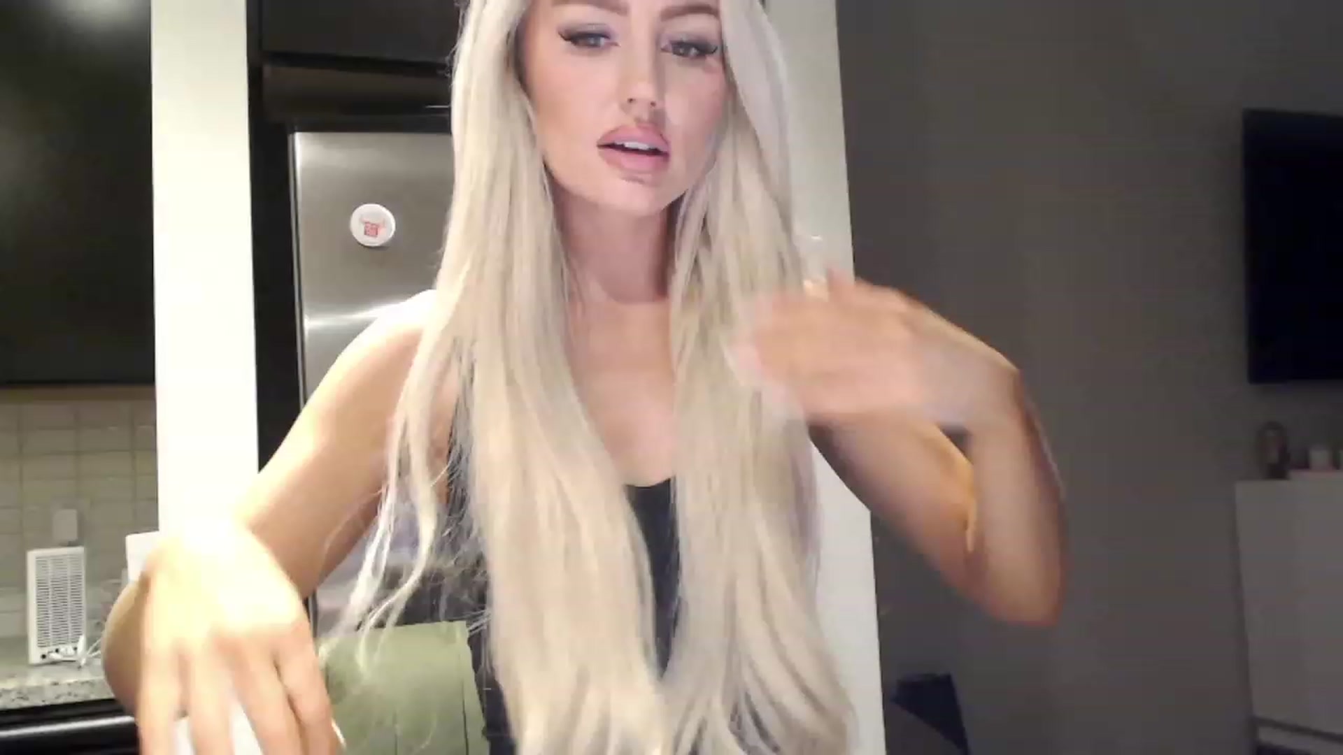 Gallery image thumbnail from Officialelsa's myfreecams stream on, 12/05/2023, 24:36 image 4 of 20
