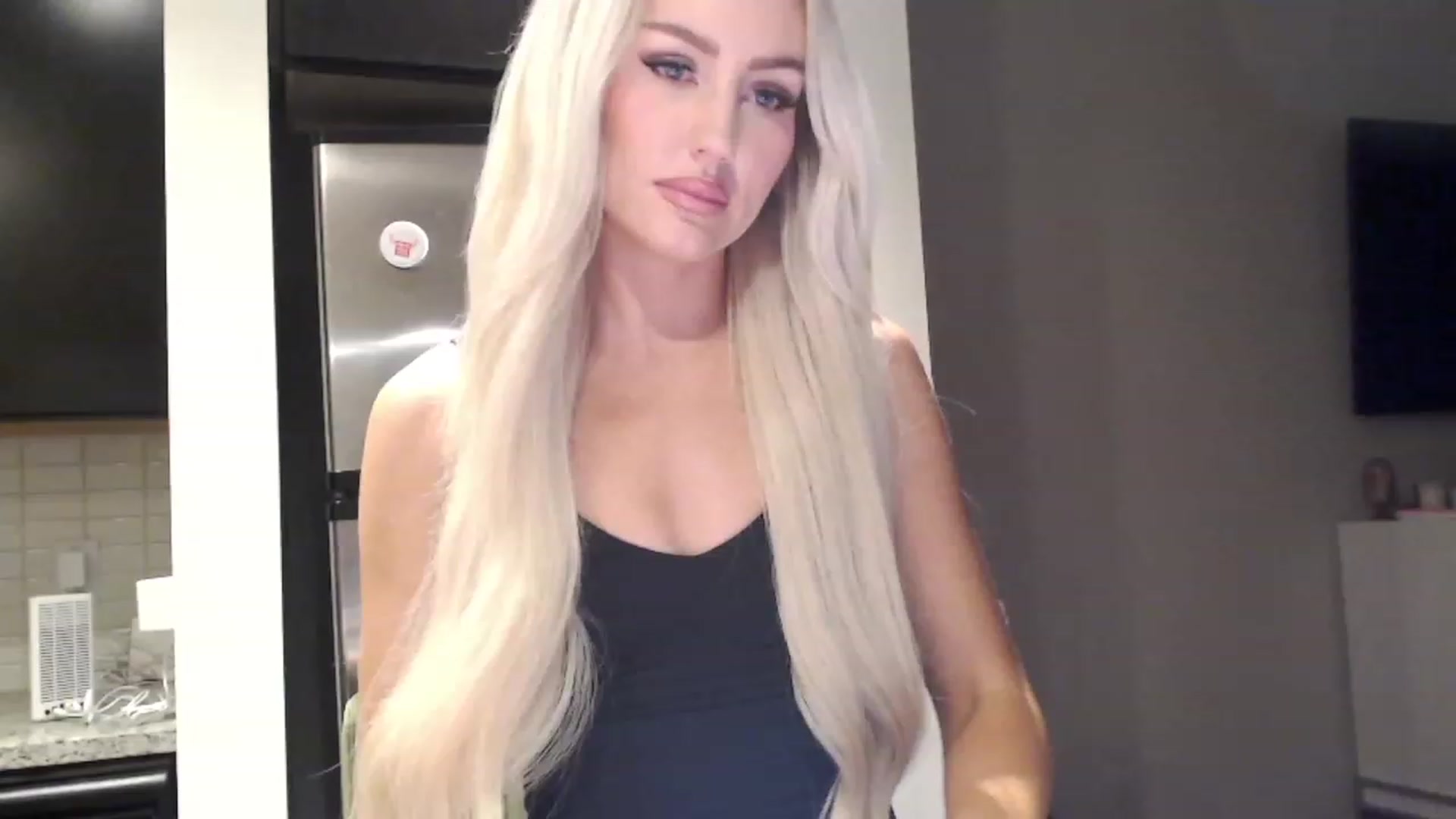 Gallery image thumbnail from Officialelsa's myfreecams stream on, 12/05/2023, 24:36 image 19 of 20