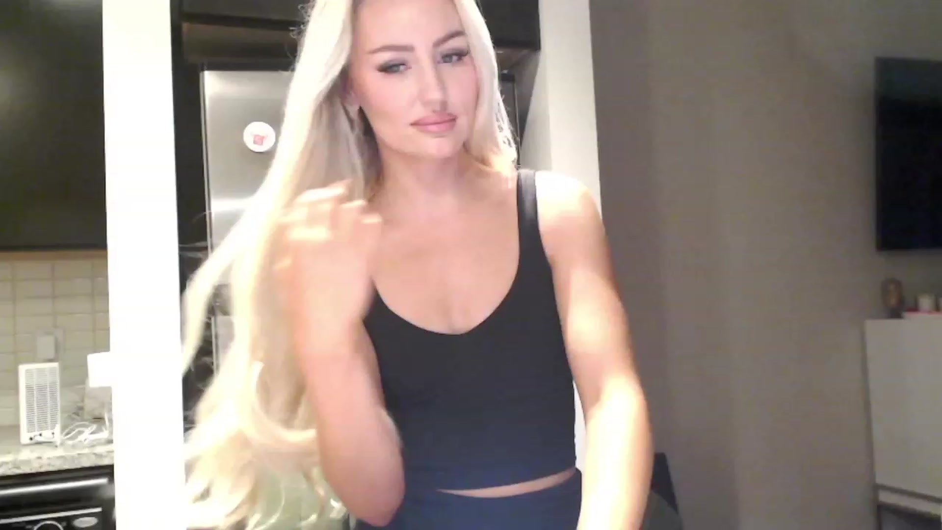 Gallery image thumbnail from Officialelsa's myfreecams stream on, 12/05/2023, 24:56 image 16 of 20