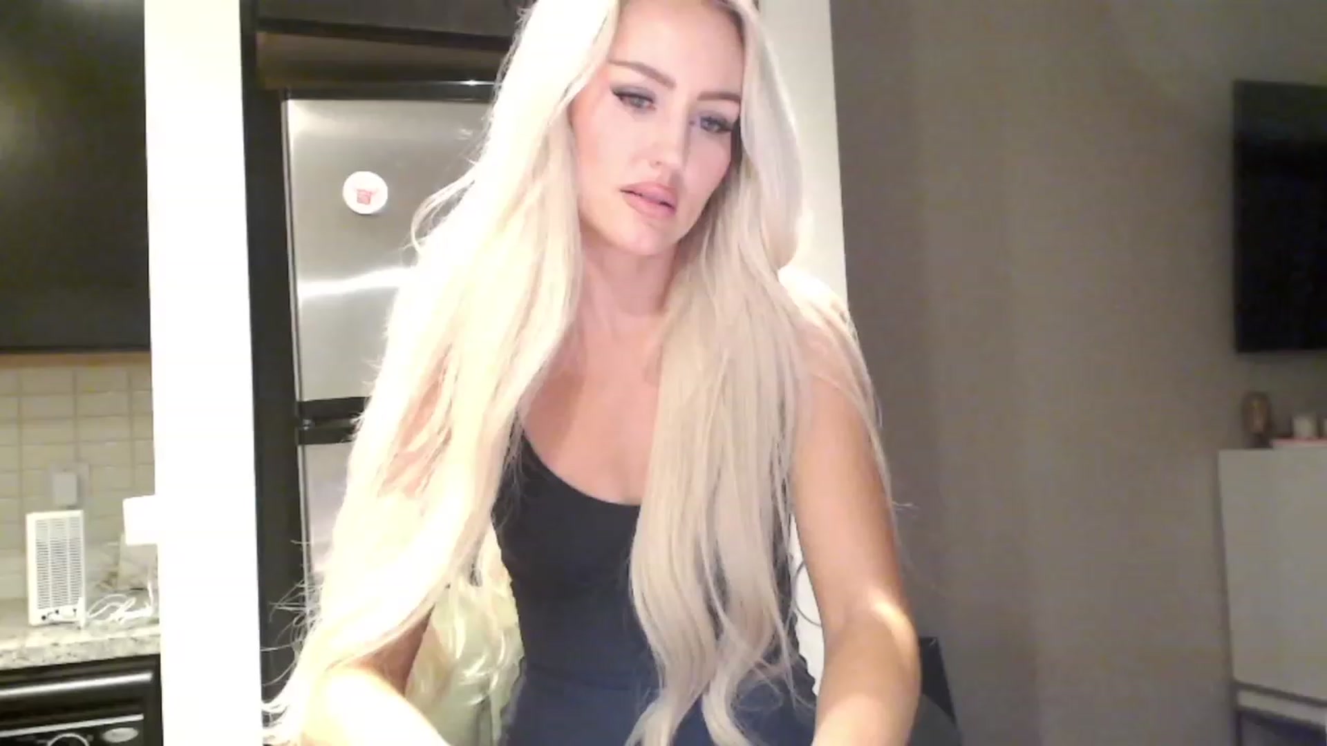 Gallery image thumbnail from Officialelsa's myfreecams stream on, 12/05/2023, 24:56 image 18 of 20