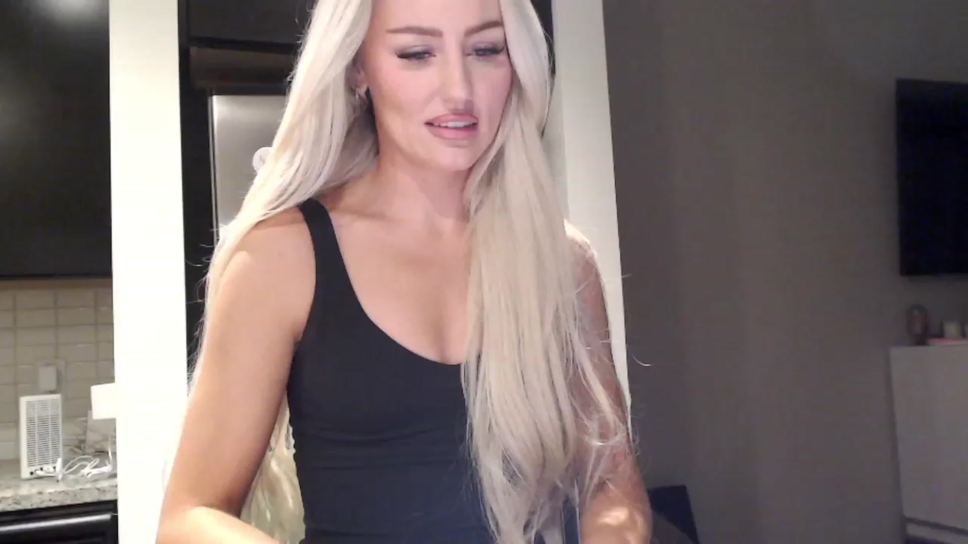 Gallery image thumbnail from Officialelsa's myfreecams stream on, 12/05/2023, 24:56 image 8 of 20