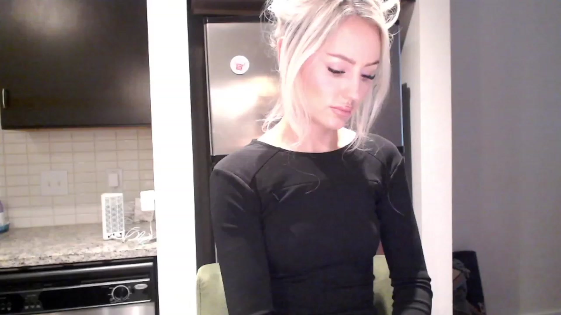 Gallery image thumbnail from Officialelsa's myfreecams stream on, 12/06/2023, 21:40 image 2 of 20