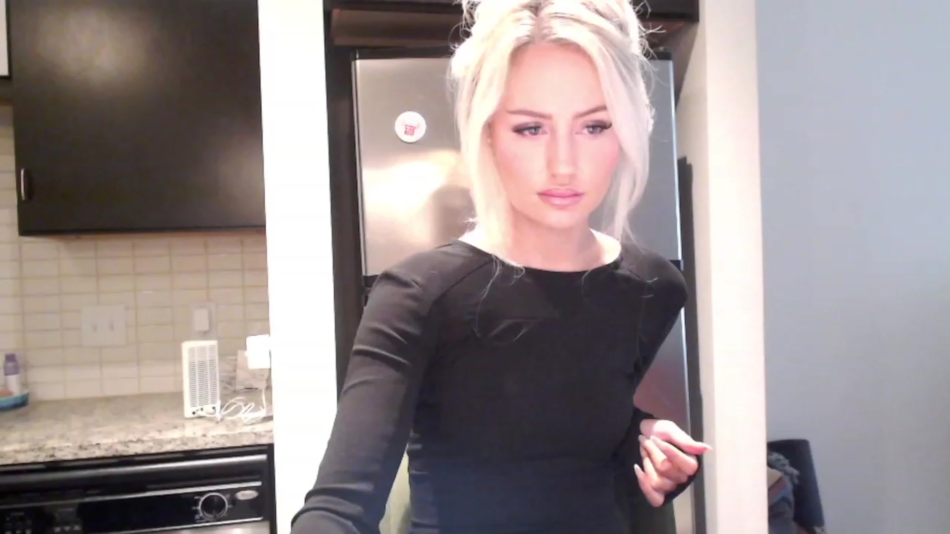 Gallery image thumbnail from Officialelsa's myfreecams stream on, 12/06/2023, 21:40 image 8 of 20
