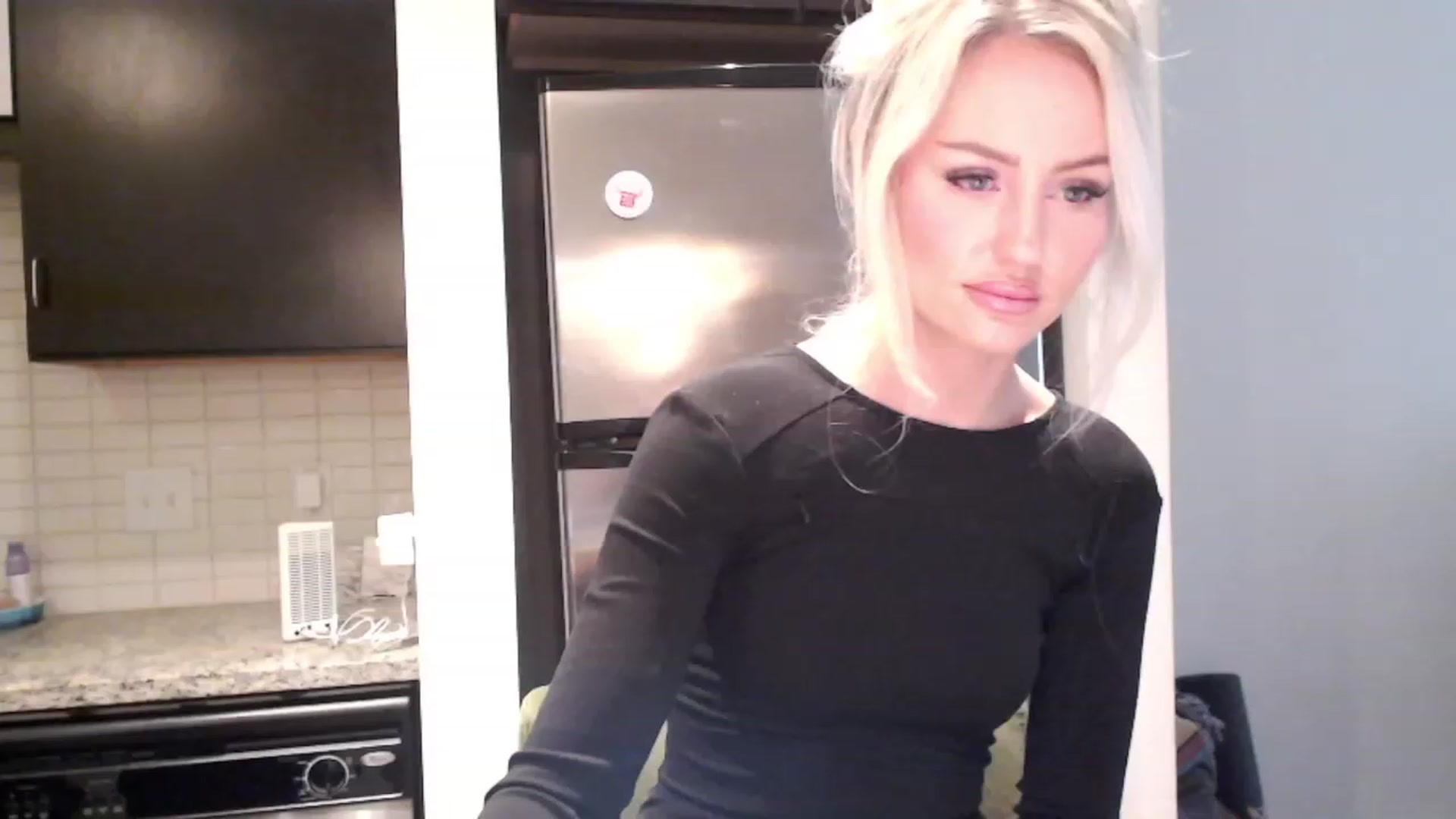 Gallery image thumbnail from Officialelsa's myfreecams stream on, 12/06/2023, 21:40 image 6 of 20
