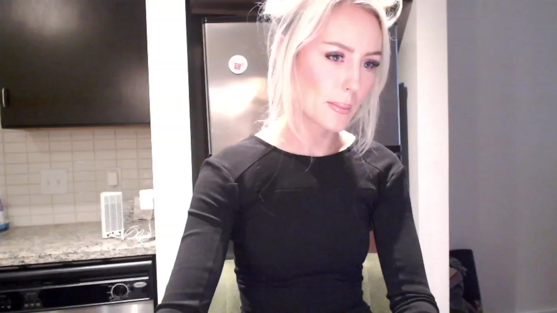 Gallery image thumbnail from Officialelsa's myfreecams stream on, 12/06/2023, 21:40 image 3 of 20