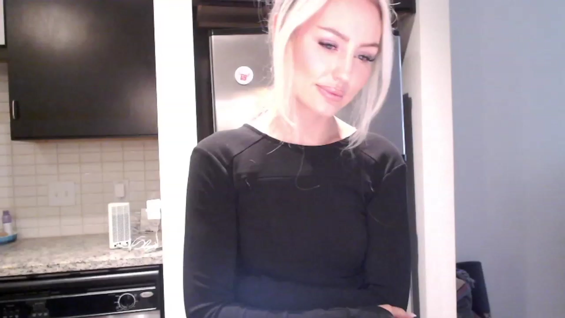 Gallery image thumbnail from Officialelsa's myfreecams stream on, 12/06/2023, 21:40 image 5 of 20