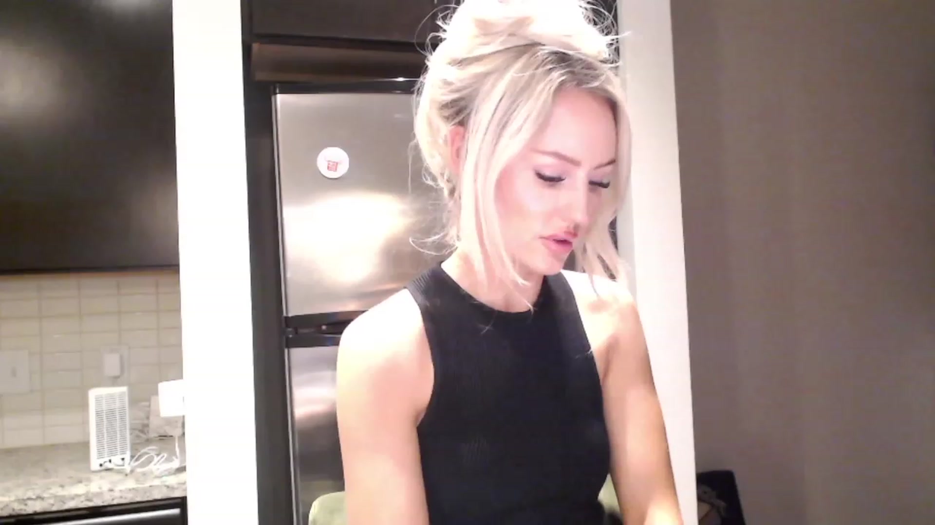 Gallery image thumbnail from Officialelsa's myfreecams stream on, 12/07/2023, 06:47 image 2 of 20