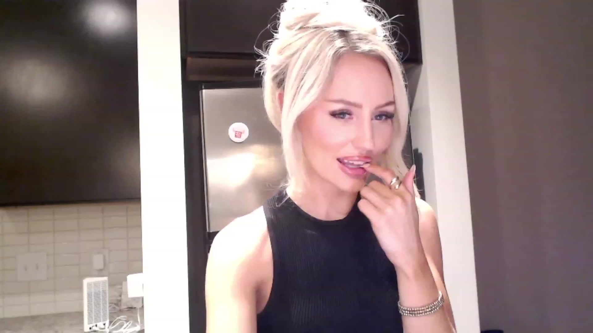 Gallery image thumbnail from Officialelsa's myfreecams stream on, 12/07/2023, 06:47 image 13 of 20