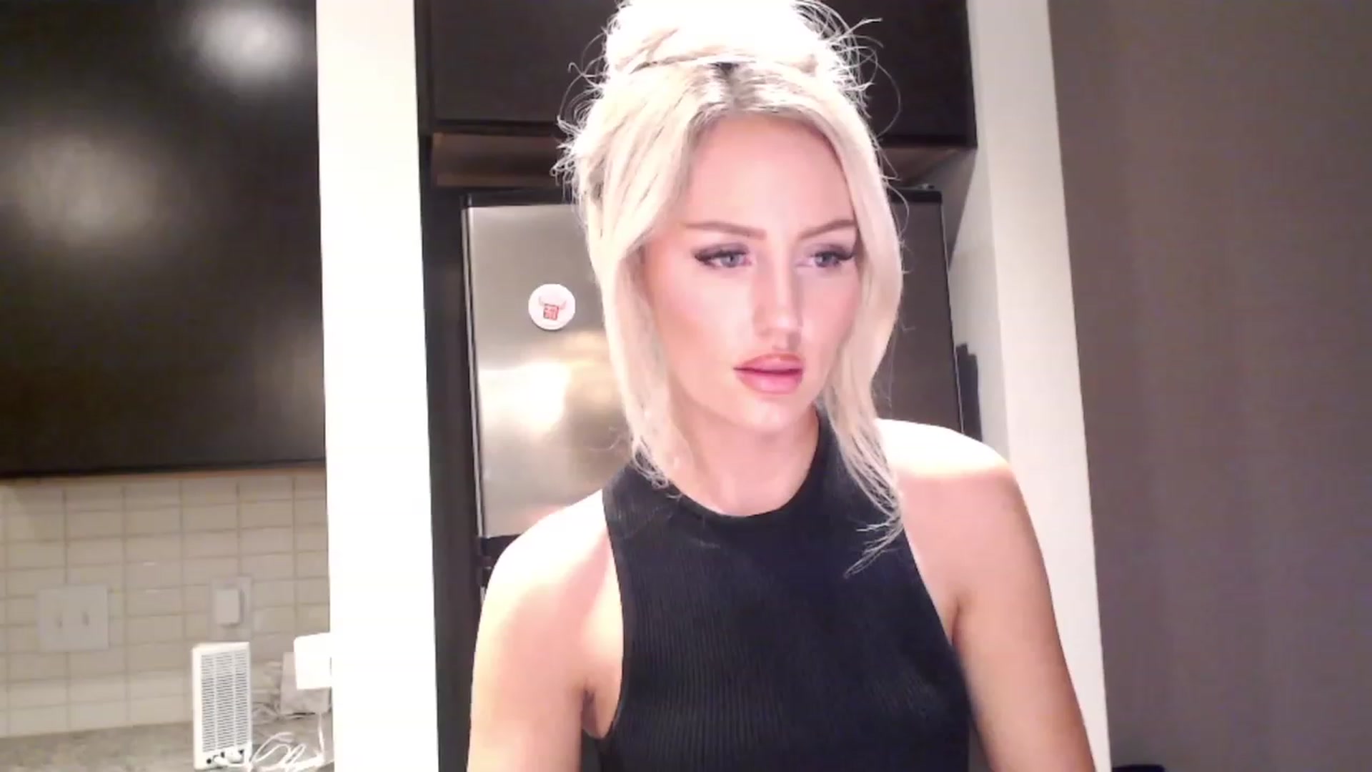 Gallery image thumbnail from Officialelsa's myfreecams stream on, 12/07/2023, 06:47 image 14 of 20
