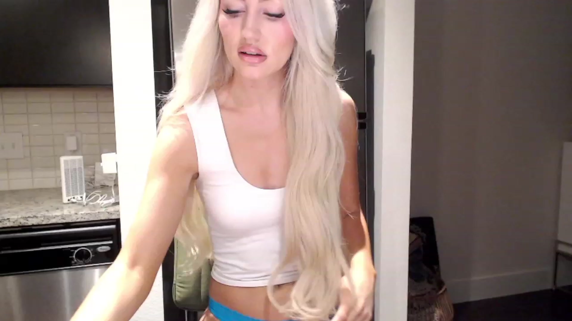 Gallery image thumbnail from Officialelsa's myfreecams stream on, 12/08/2023, 24:26 image 5 of 20