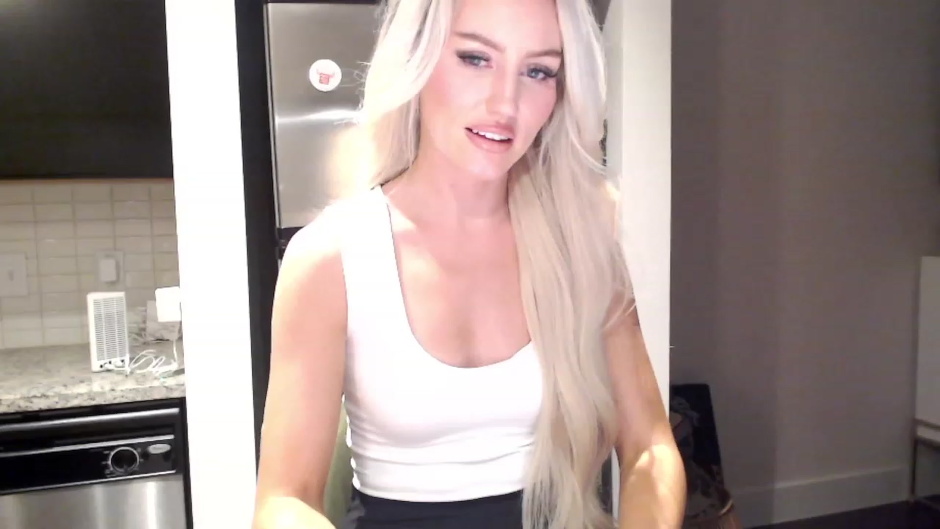 Gallery image thumbnail from Officialelsa's myfreecams stream on, 12/08/2023, 06:49 image 2 of 20