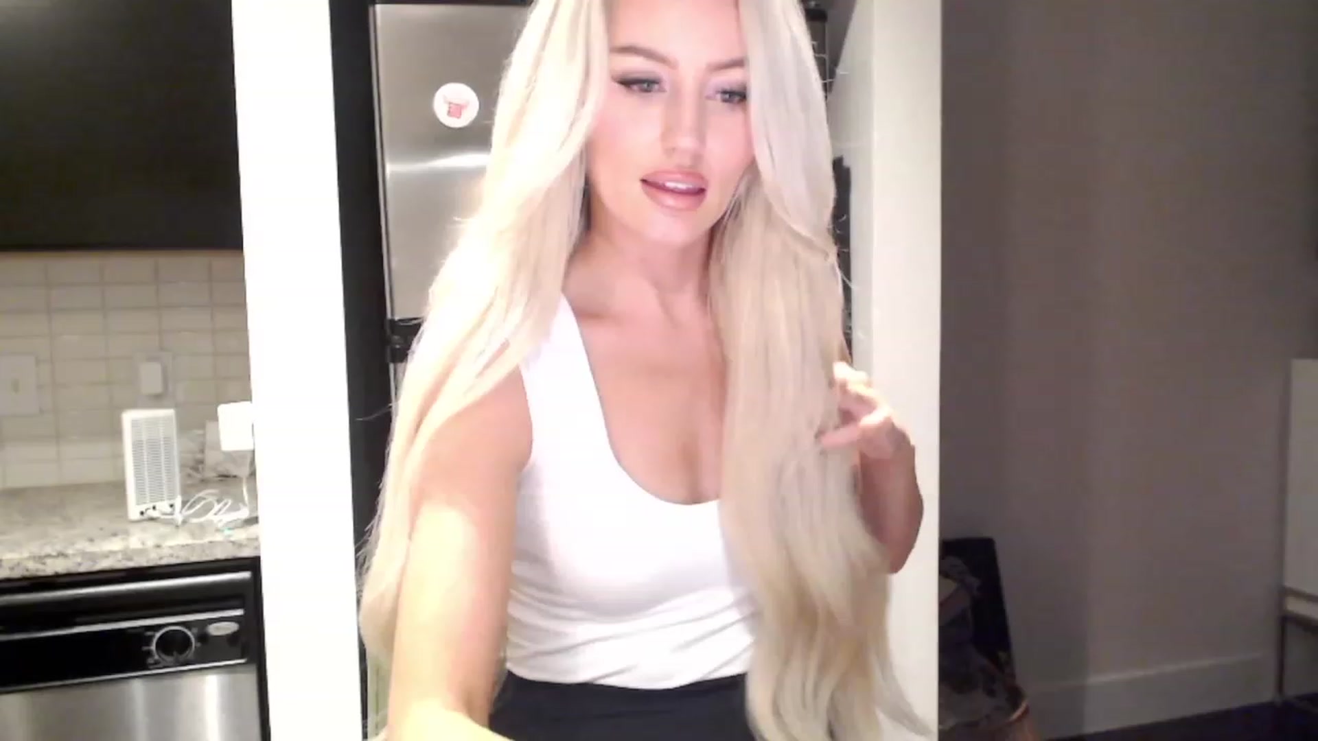 Gallery image thumbnail from Officialelsa's myfreecams stream on, 12/08/2023, 06:49 image 4 of 20