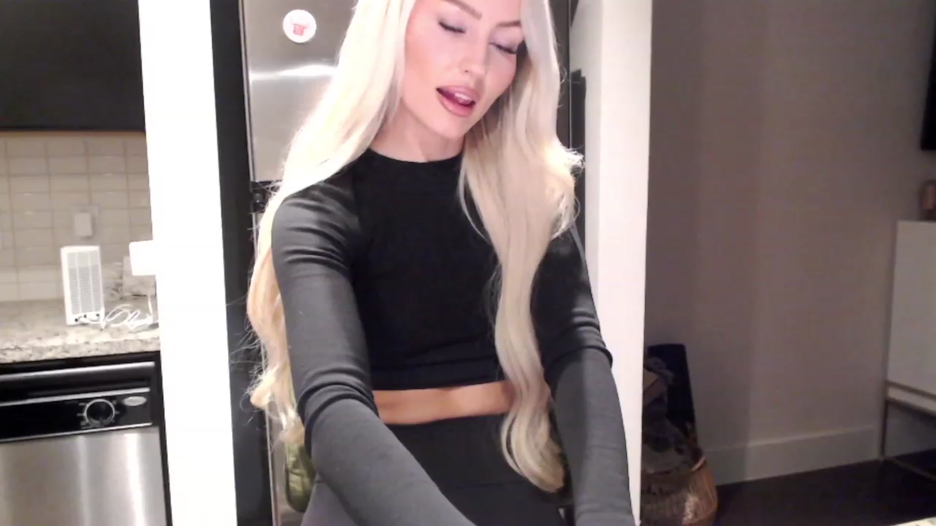 Gallery image thumbnail from Officialelsa's myfreecams stream on, 12/09/2023, 24:16 image 11 of 20