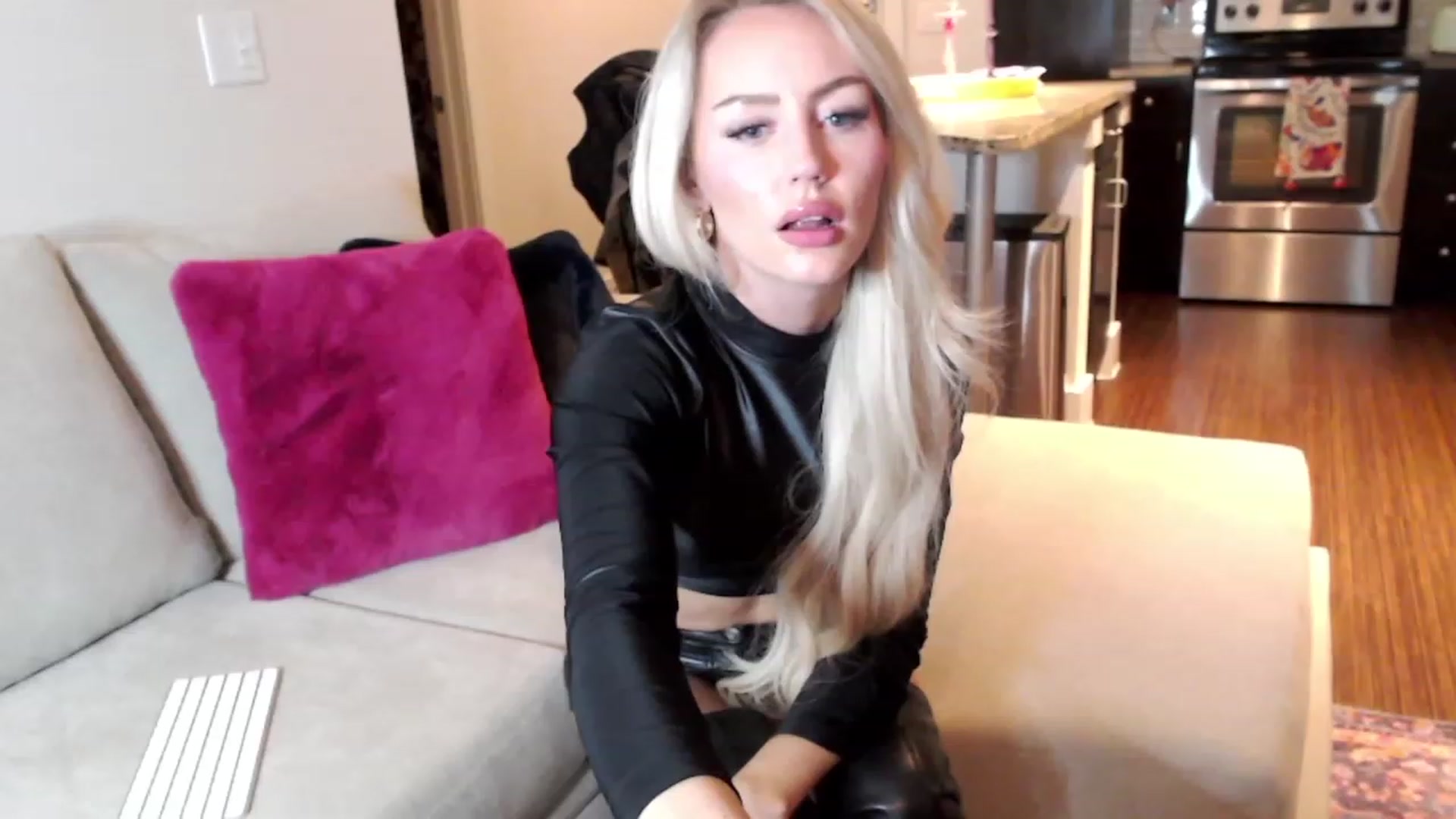 Gallery image thumbnail from Officialelsa's myfreecams stream on, 12/09/2023, 08:32 image 1 of 20