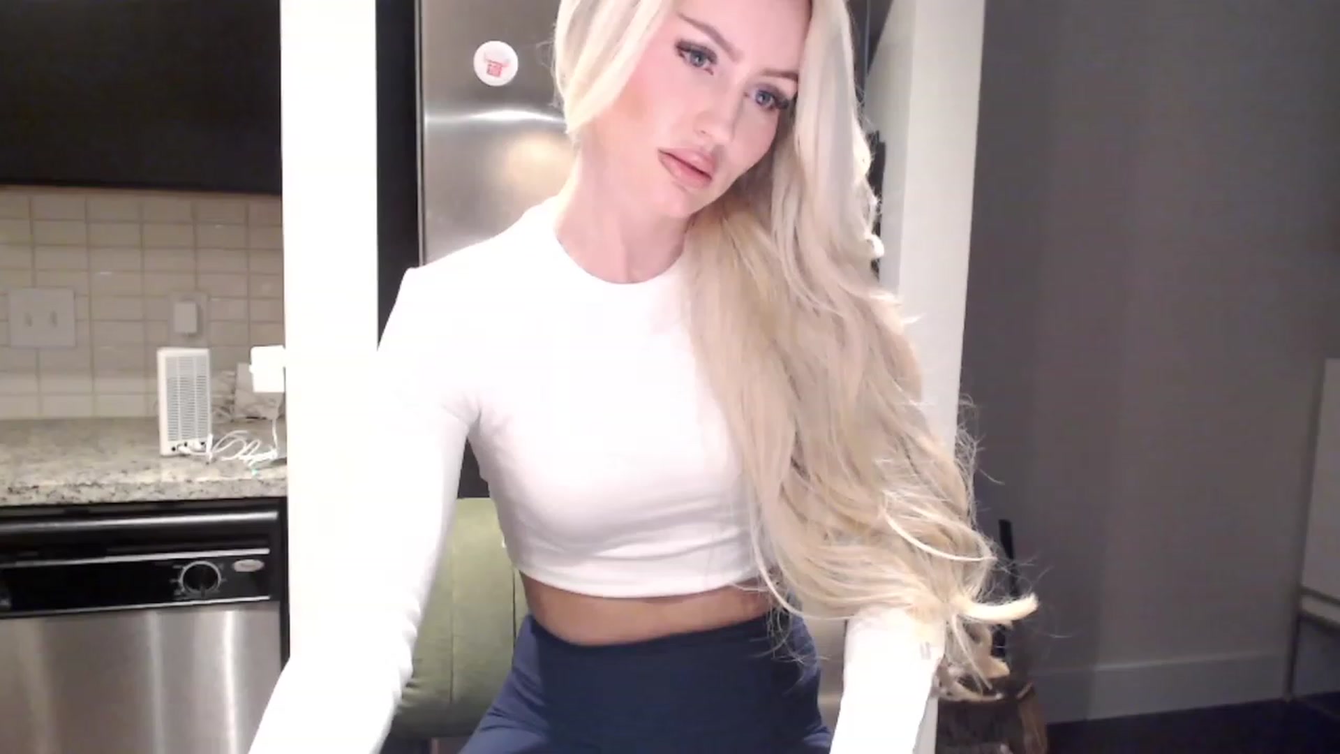 Gallery image thumbnail from Officialelsa's myfreecams stream on, 12/12/2023, 22:28 image 8 of 20