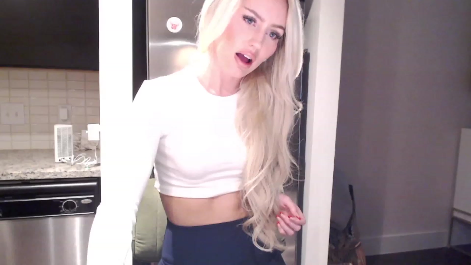Gallery image thumbnail from Officialelsa's myfreecams stream on, 12/12/2023, 22:28 image 3 of 20