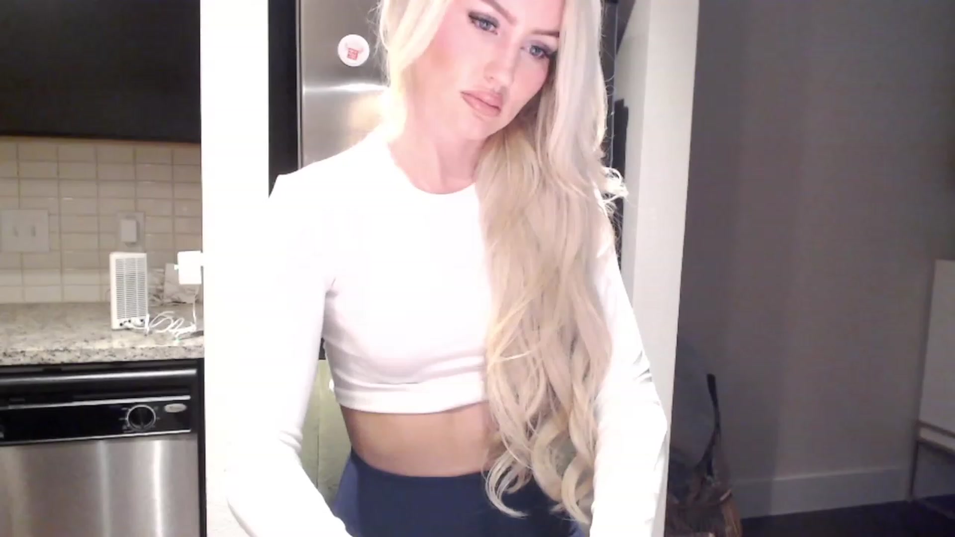 Gallery image thumbnail from Officialelsa's myfreecams stream on, 12/12/2023, 22:28 image 2 of 20
