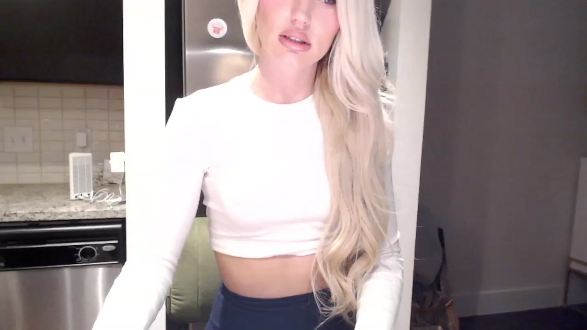 Gallery image thumbnail from Officialelsa's myfreecams stream on, 12/12/2023, 22:28 image 19 of 20
