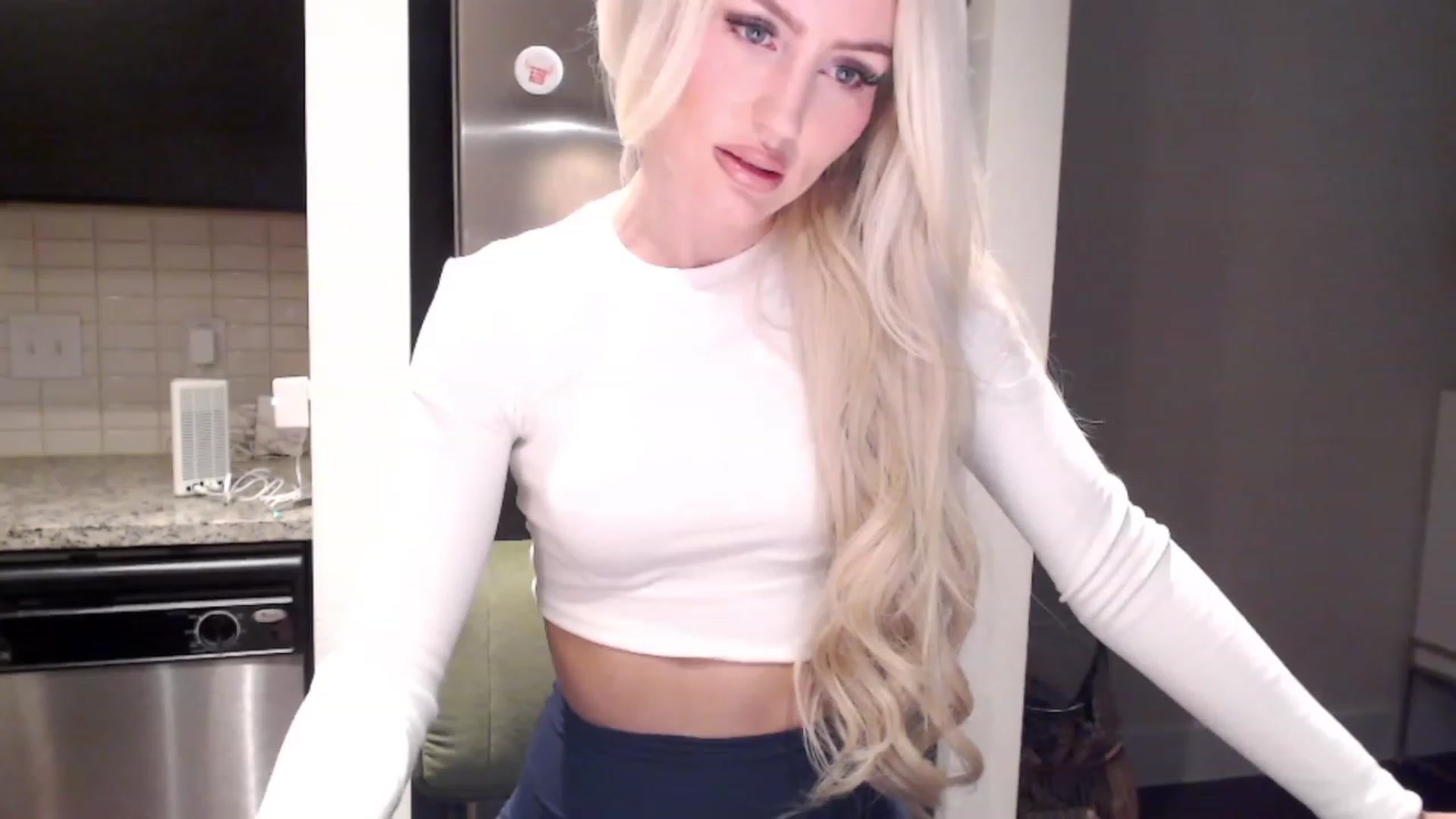 Gallery image thumbnail from Officialelsa's myfreecams stream on, 12/12/2023, 22:28 image 16 of 20