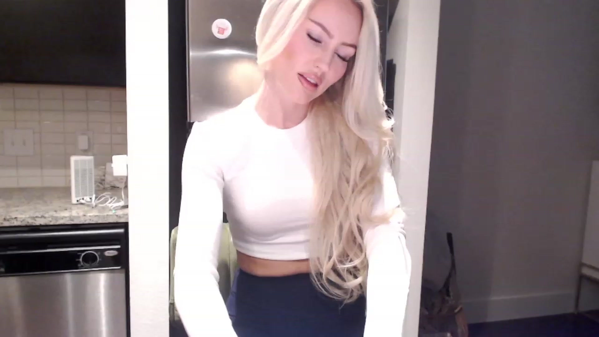 Gallery image thumbnail from Officialelsa's myfreecams stream on, 12/12/2023, 22:28 image 12 of 20