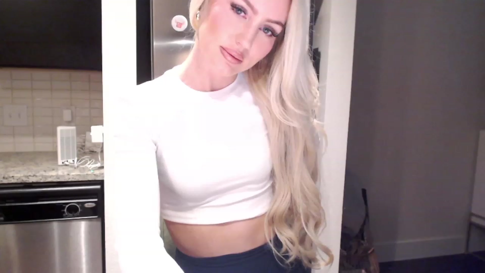 Gallery image thumbnail from Officialelsa's myfreecams stream on, 12/12/2023, 22:28 image 17 of 20